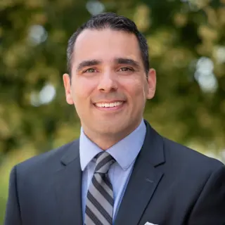 Photo of Dr. Kam Giglou