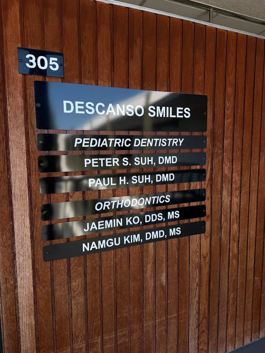 Front entrance of Descanso Smiles, La Canada Flintridge, La Cañada Flintridge