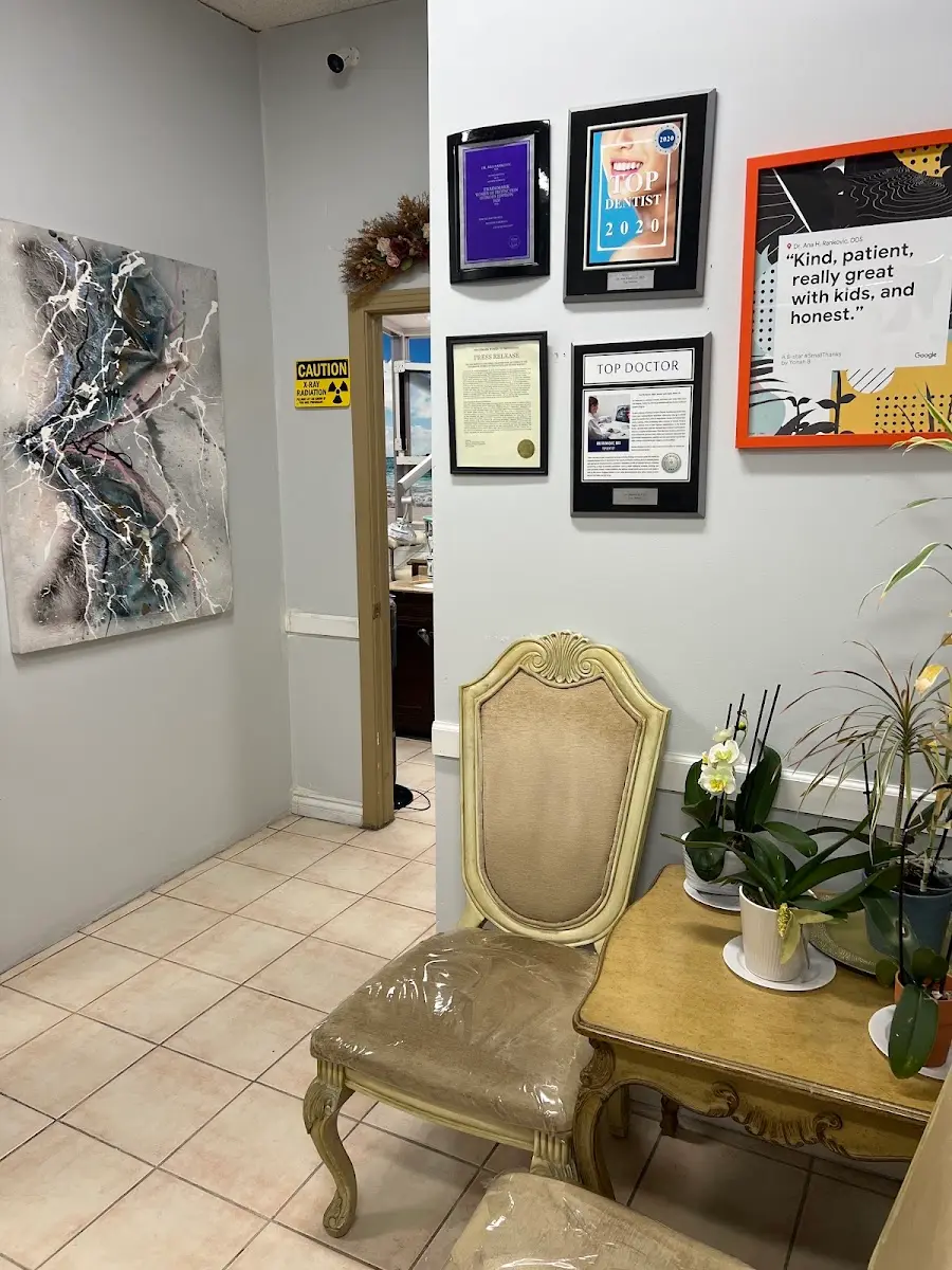 Front entrance of Dr. Ana H. Rankovic, DDS, Mid Wilshire, Los Angeles