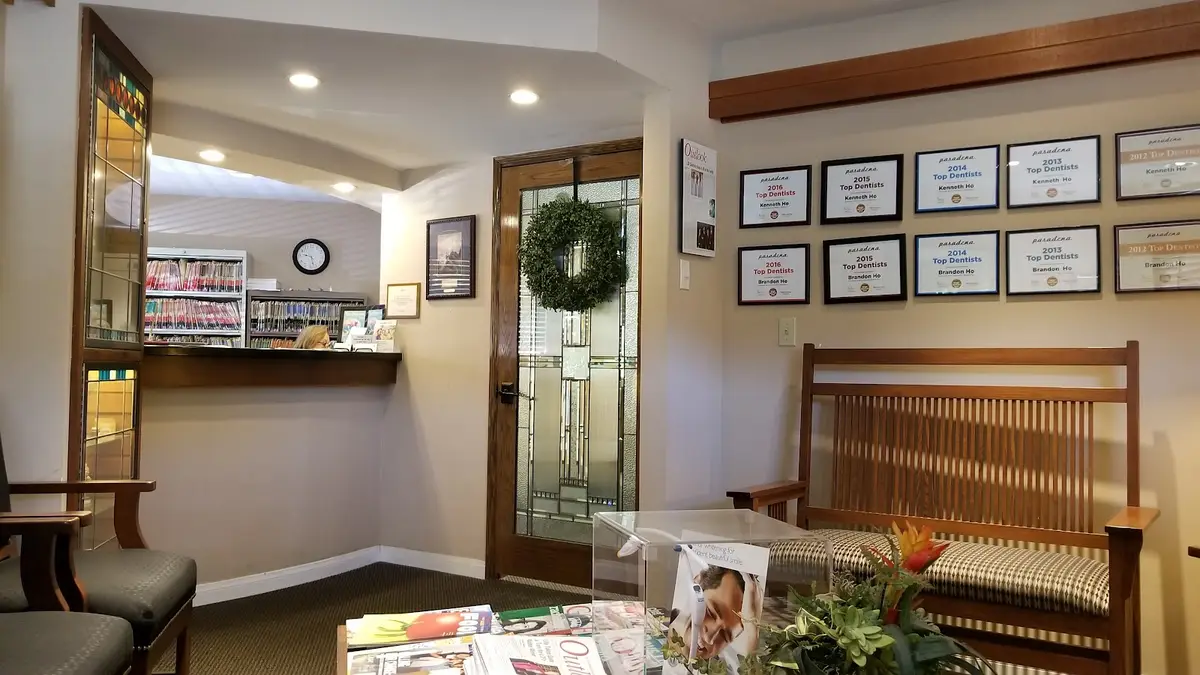 Front entrance of Dr Kenneth Ho (Dentist), La Canada Flintridge, La Cañada Flintridge