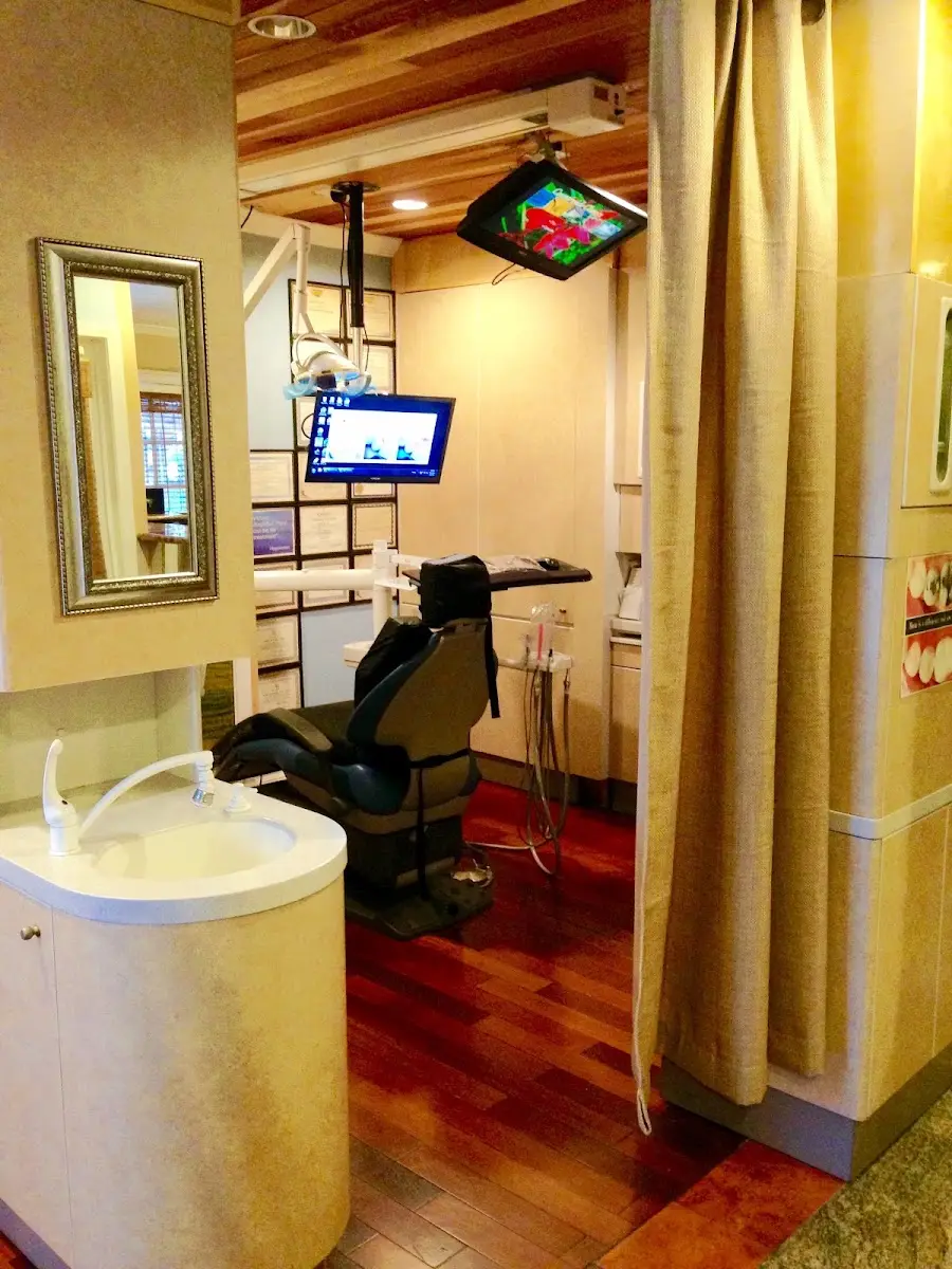Front entrance of Dr. Lim Dental, Bellflower, Bellflower
