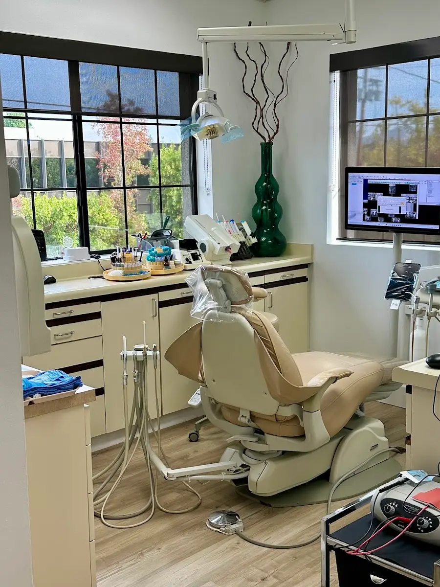 Front entrance of Dr. Rodney P. Burton, DDS, Thousand Oaks, Thousand Oaks