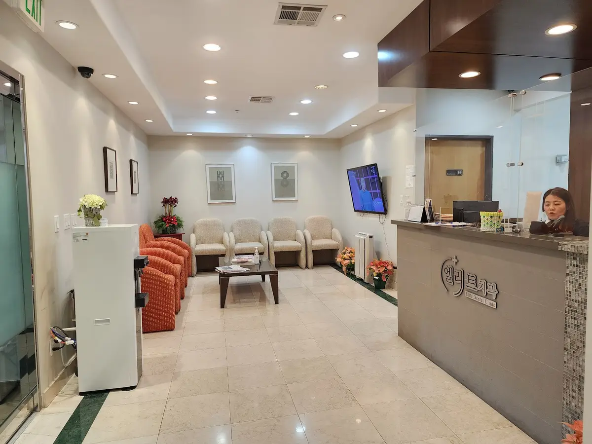 Front entrance of Elite Dentistry (원장 박우성 DDS) 임플란트 일반 미용치과, Koreatown, Los Angeles