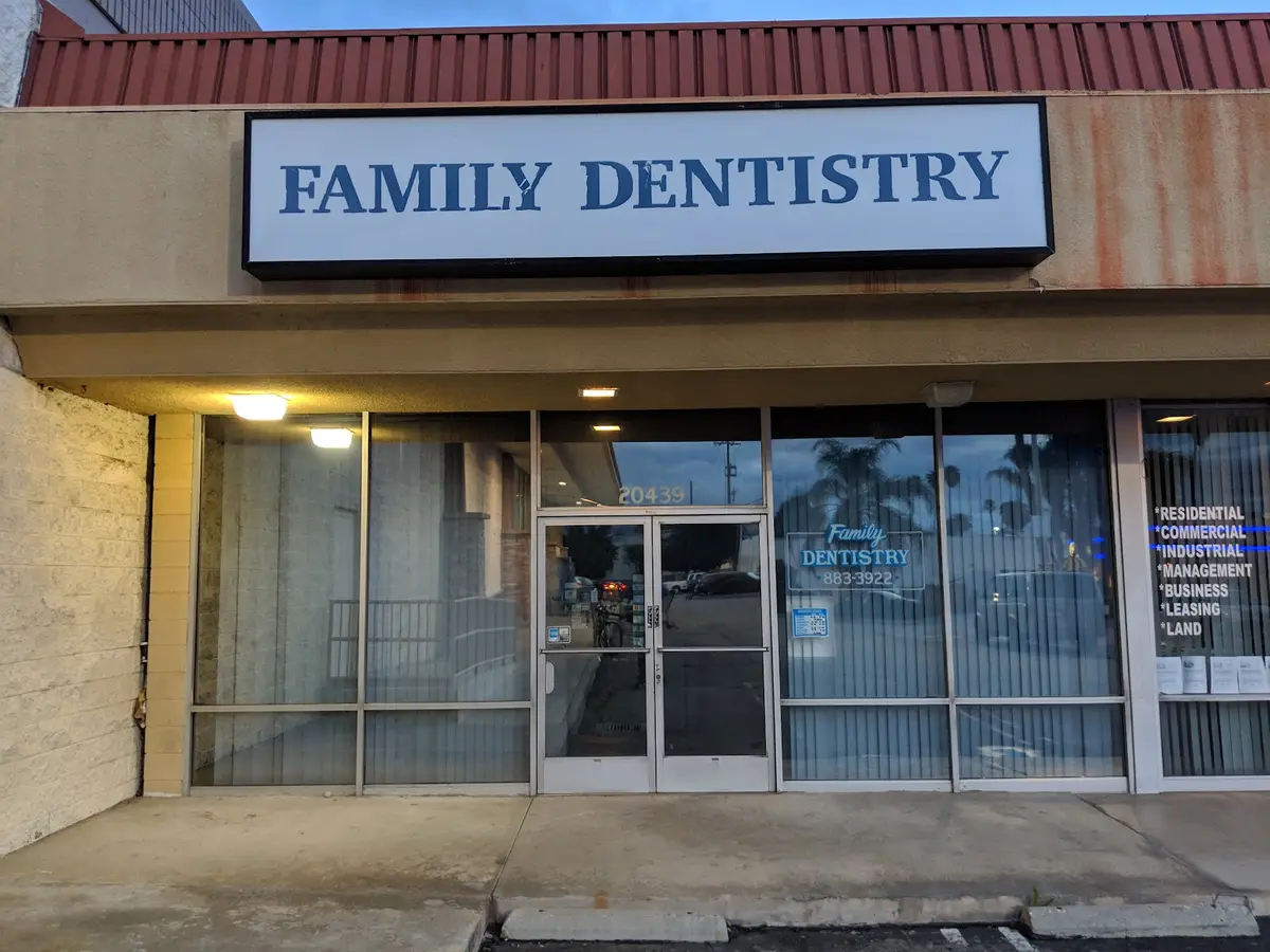 Front entrance of Family Dentistry, Winnetka, Winnetka
