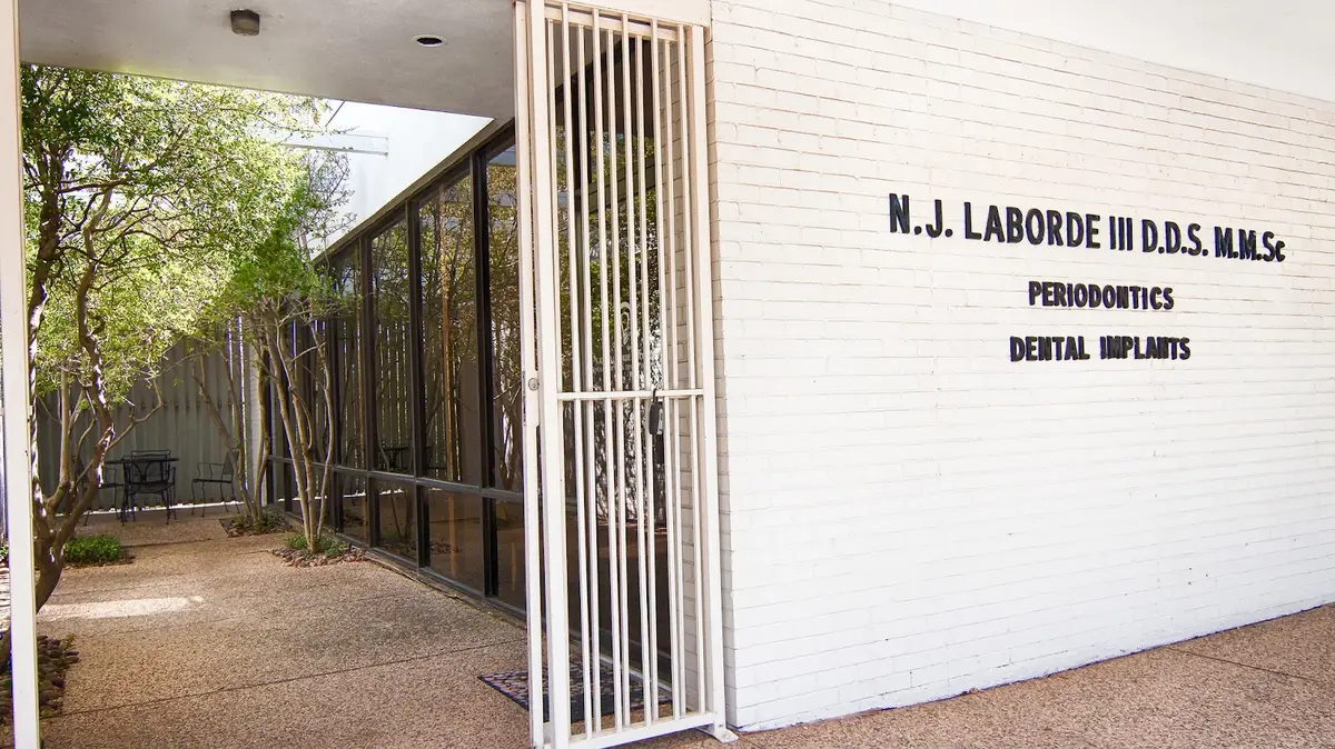 Front entrance of Fort Worth Periodontics & Dental Implants, Arlington Heights, Fort Worth