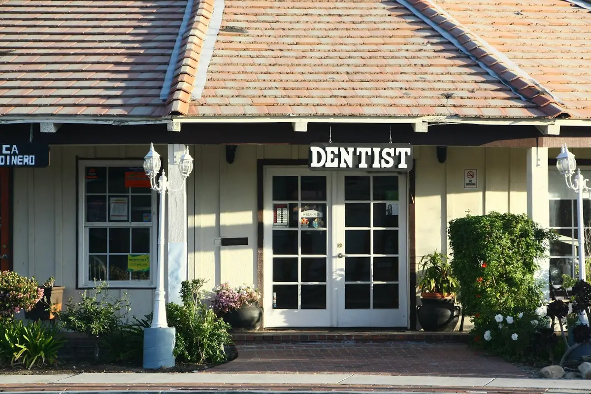 Front entrance of Golden Oak Dental Group, Santa Clarita, Santa Clarita