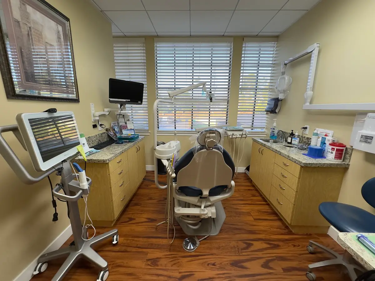 Front entrance of Jeanette H. Thai, DDS, Lake Forest, Lake Forest