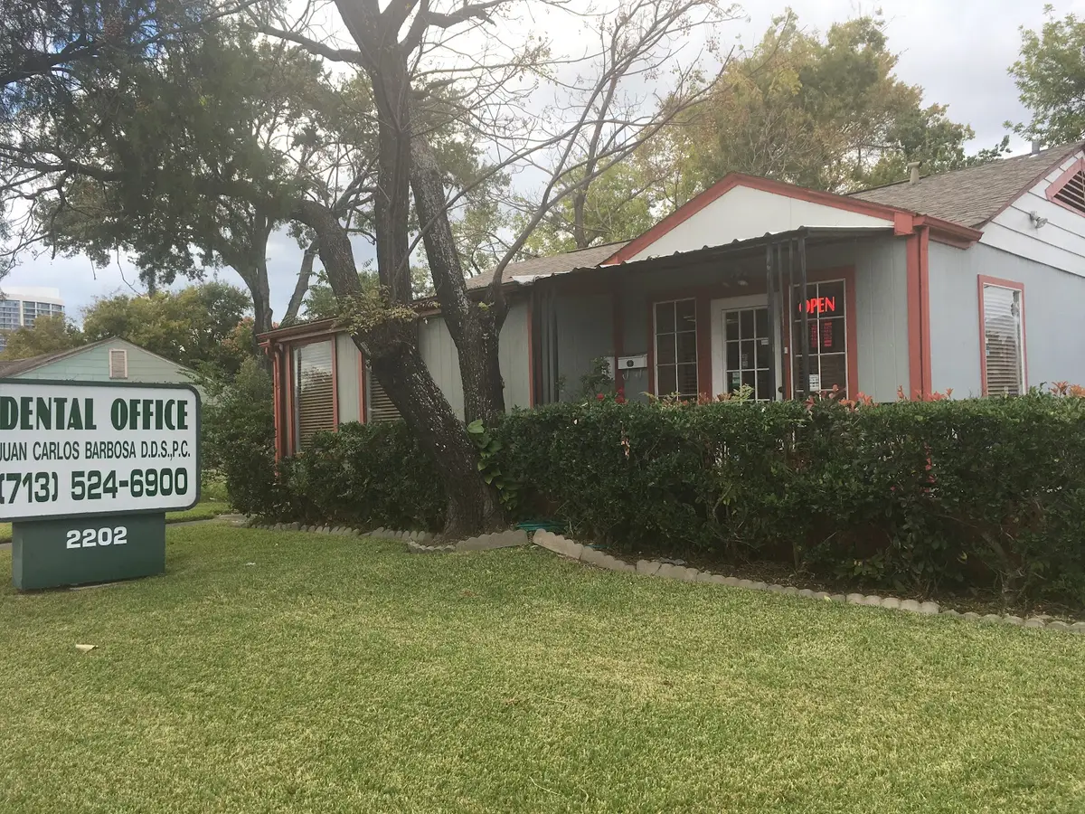 Front entrance of Juan Carlos Barbosa DDS, Upper Kirby, Houston
