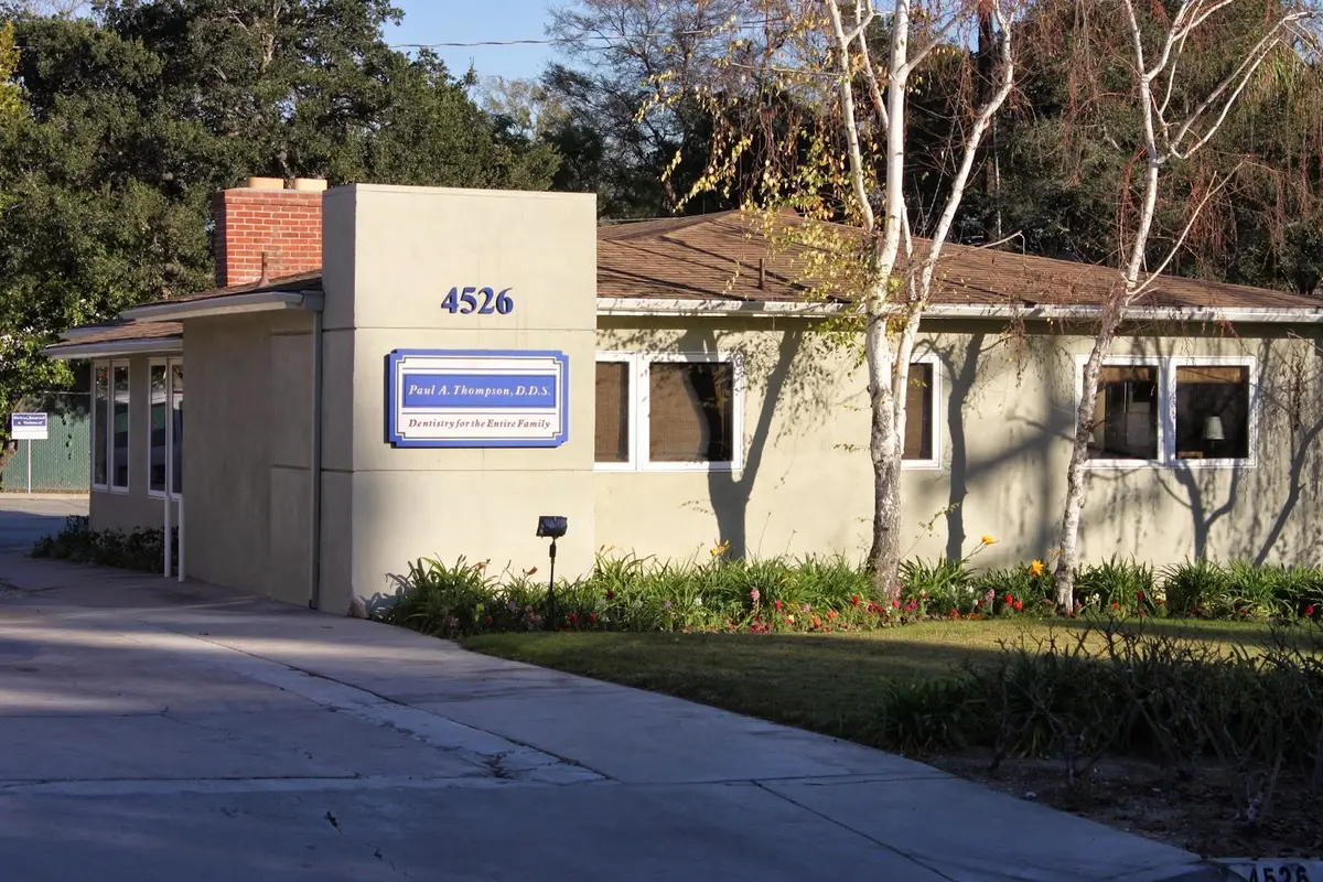 Front entrance of Paul A. Thompson, DDS - Thompson Family Dental, La Canada Flintridge, La Cañada Flintridge