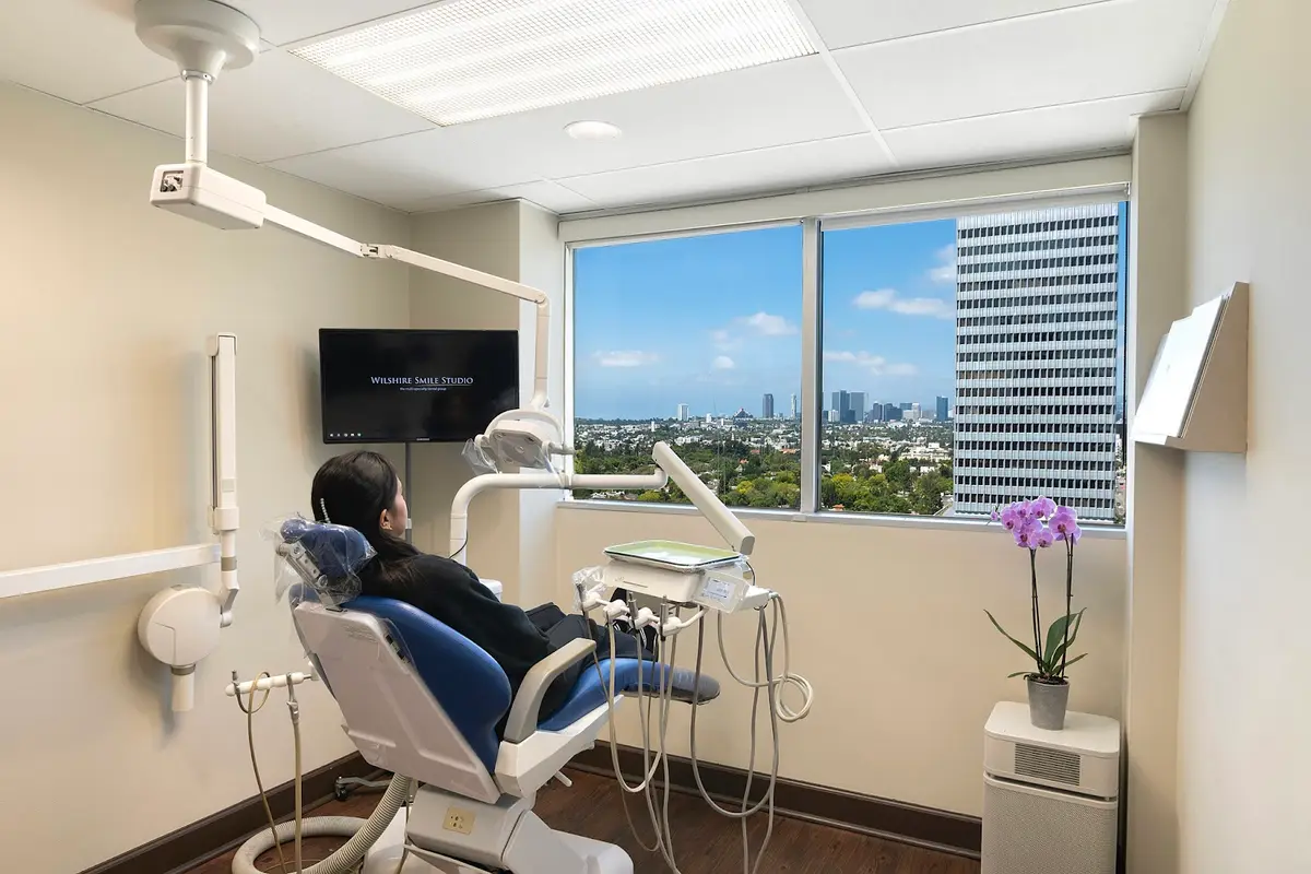 Waiting area at Wilshire Smile Studio - Los Angeles Dentist, Cosmetic and Emergency Dentistry, Mid Wilshire, Los Angeles